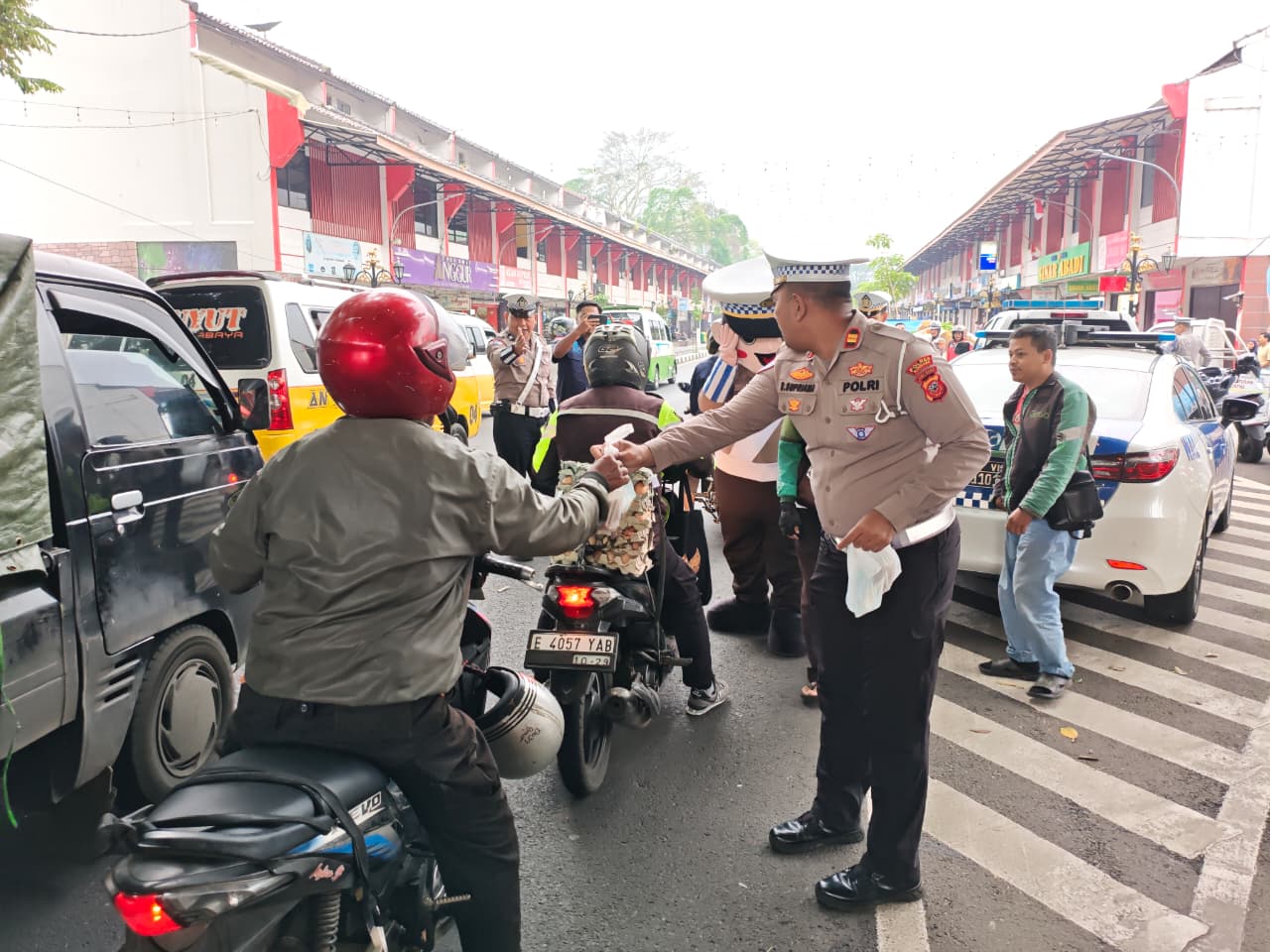 Satlantas Polres Kuningan Bagikan Takjil di Jalan Siliwangi
